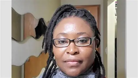 Portrait of Ngozi E., E-commerce Entrepreneur